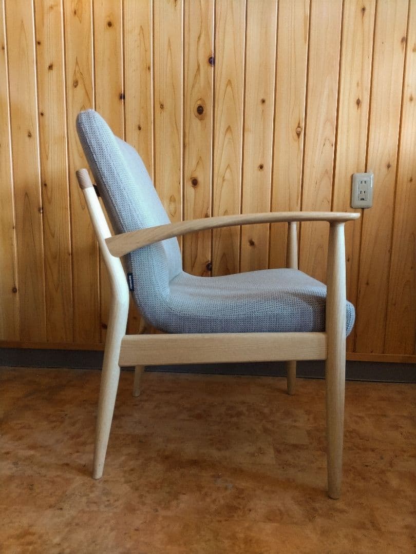 カリモクKarimoku家具・肘付食堂椅子